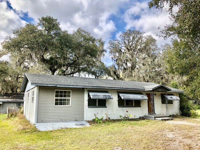 Building Photo - Beautiful 5BR/1BA Zephyrhills Home w/Brand...