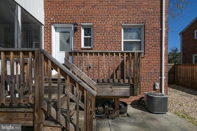 Building Photo - 4428 Vermont Ave