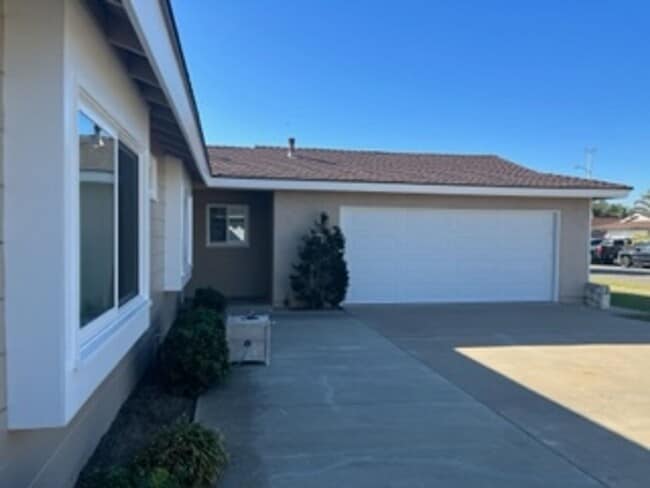 Building Photo - Beautiful 4 Bedroom Home in Huntington Beach