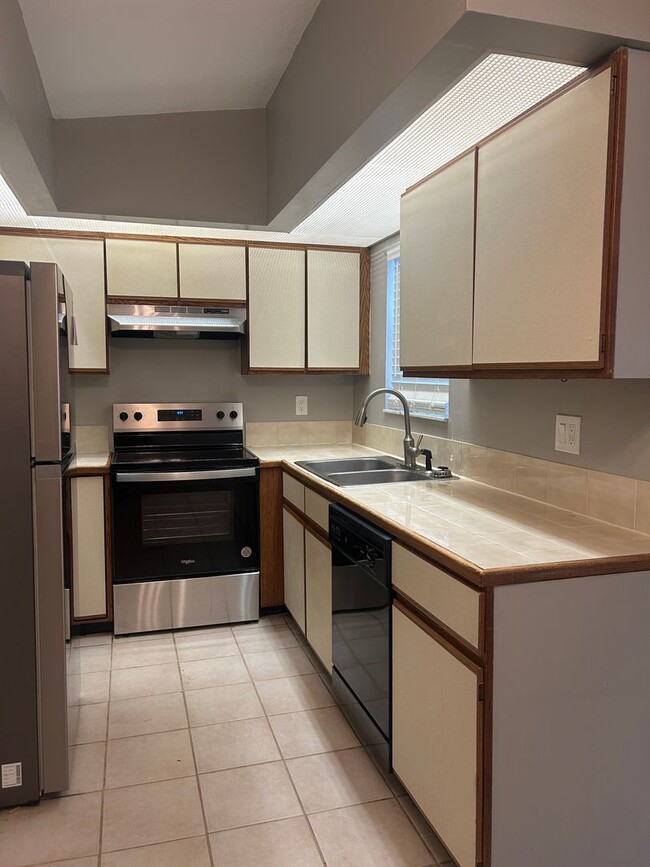 Building Photo - 1 Bedroom Condo in Harbourtowne - Palm Har...