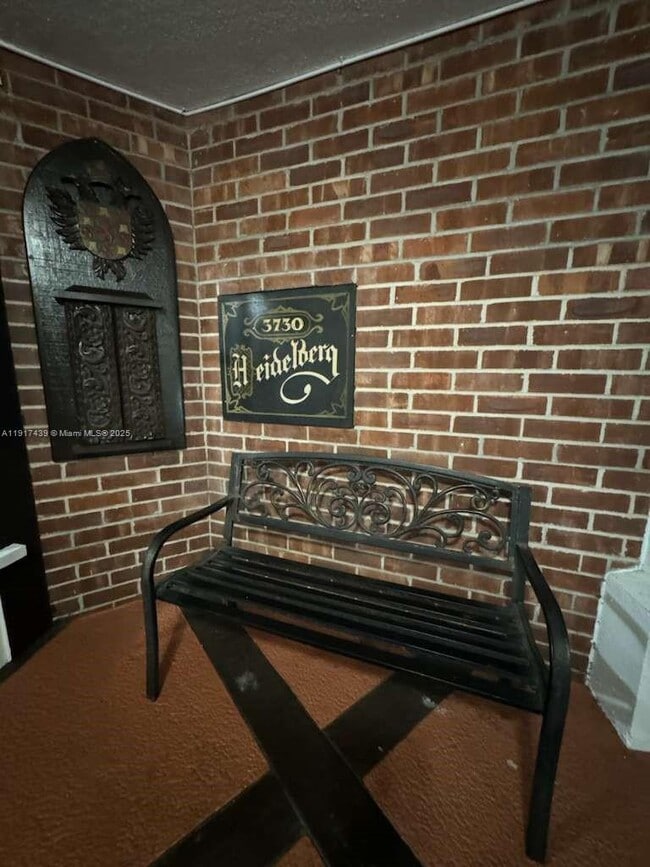 Building Photo - 3730 Inverrary Dr