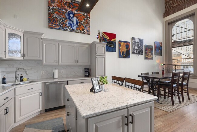 Building Photo - 1555 California St