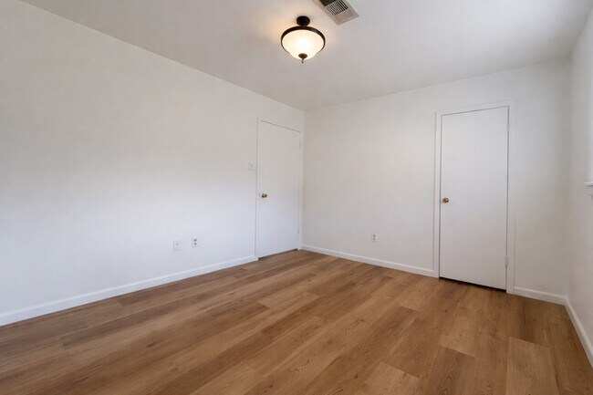 Building Photo - 1220 Kelving Way