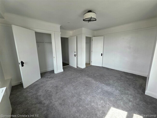 Building Photo - 15 E Kirby St