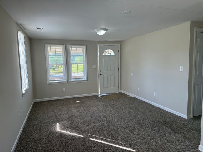 Building Photo - Nice 3 bedroom 1 bathroom