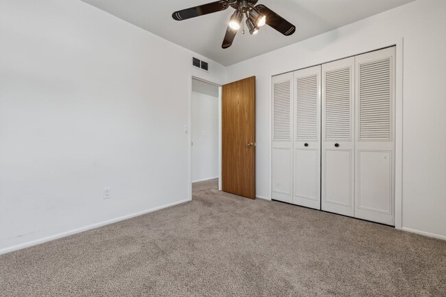 Building Photo - 26070 N Lake Dr