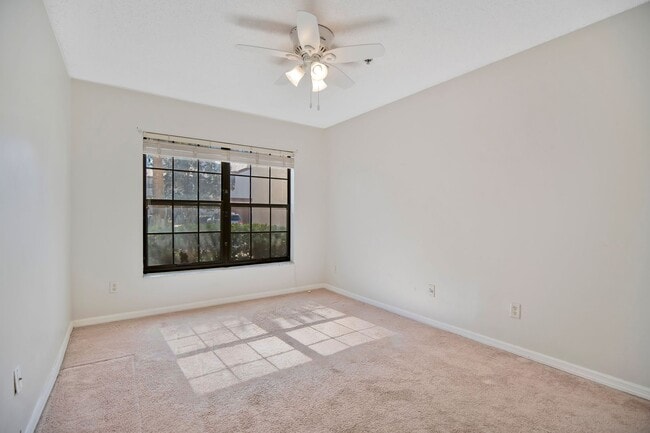Building Photo - Spacious 3 Bedroom 2 Bath Condo in Gated Community of La Vita