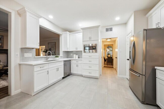 Building Photo - 2350 Seamist Cir