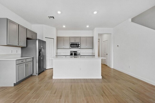 Building Photo - Lakeshore at the Fountains