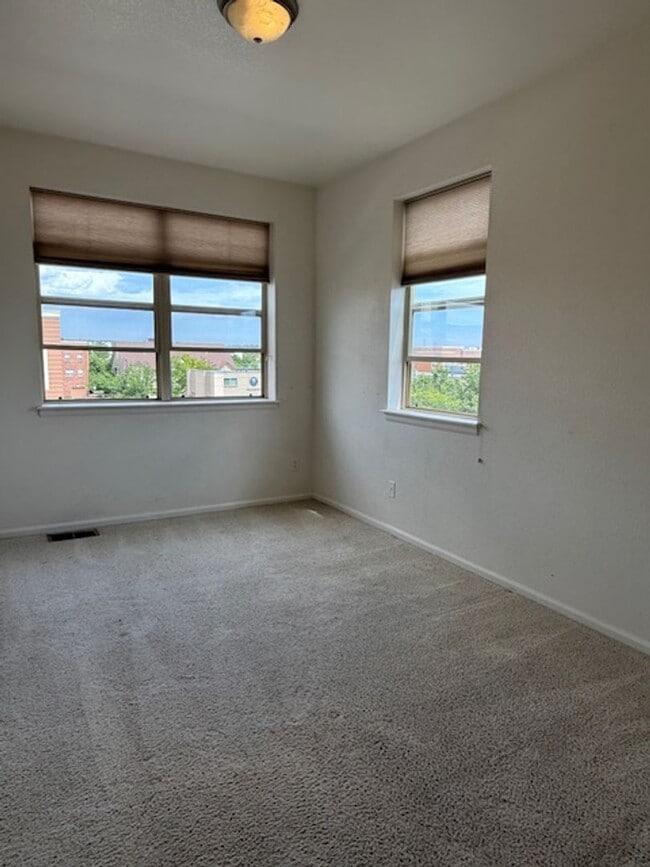 Building Photo - 3 Bed End Unit Townhome near Old Town Arvada