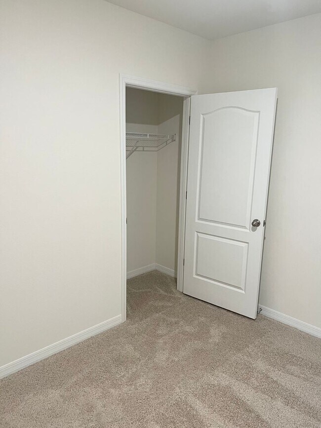 Building Photo - 4 BEDROOM 2 BATHROOM HOUSE FOR RENT