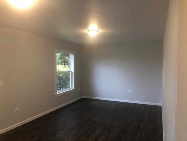 Building Photo - BEAUTIFUL TWO BEDROOM CHARMER LOCATED IN LONGVIEW