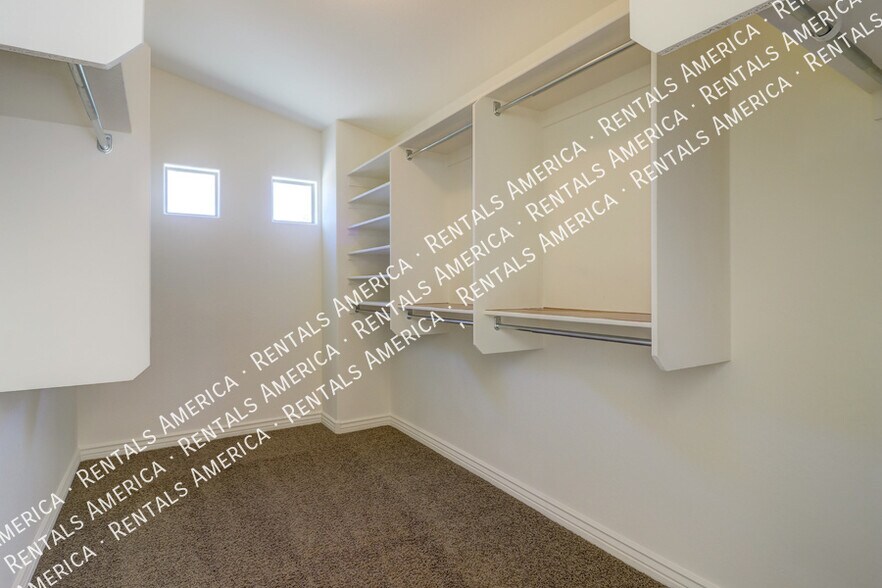 Building Photo - 4013 E Expedition Way