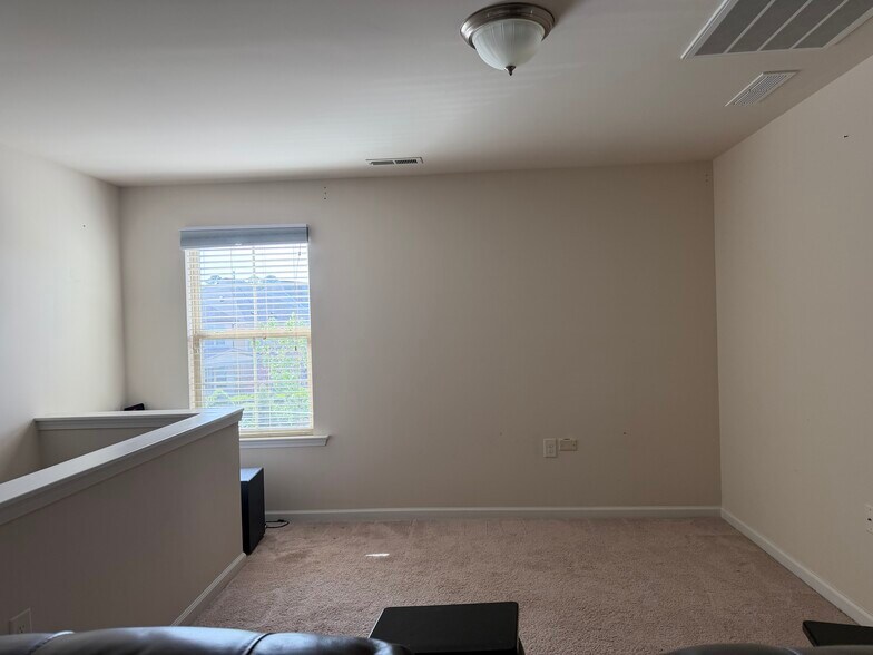 Building Photo - 220 Concordia Woods Dr