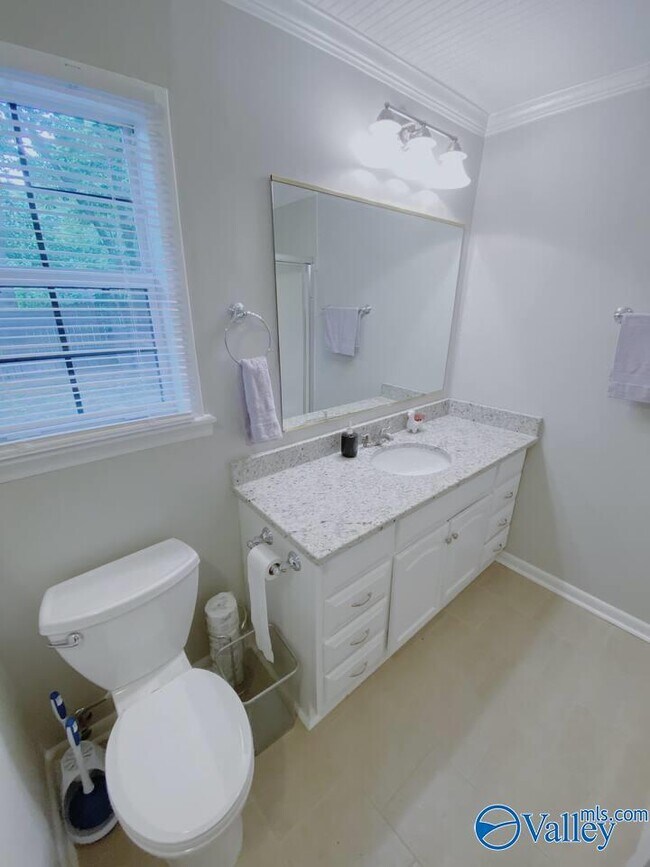 Building Photo - 12005 Greenleaf Dr SE