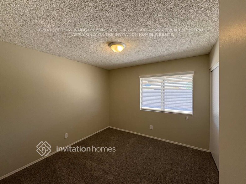 Building Photo - 8027 W Glenrosa Ave
