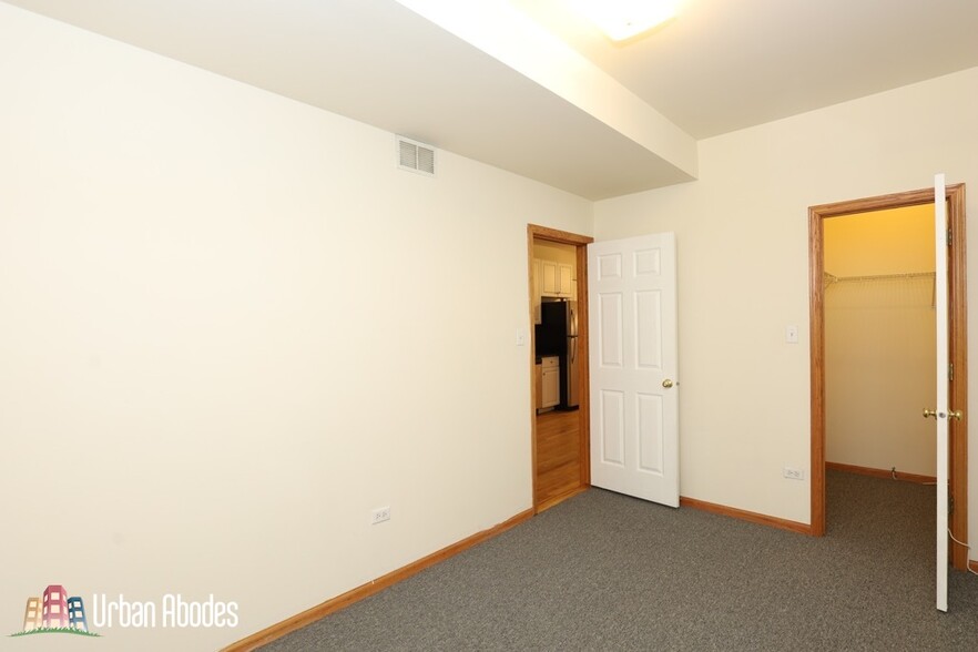 Building Photo - 920 N Paulina St