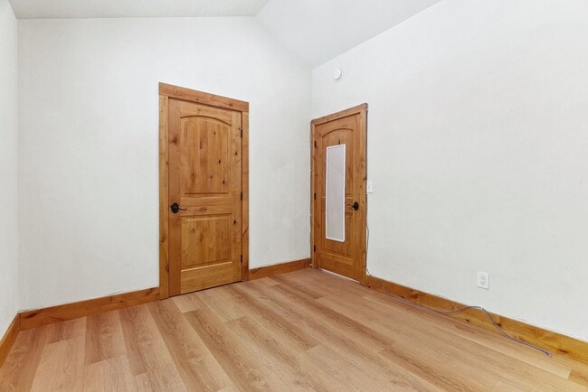 Building Photo - Stunning Fully Renovated 2 Bedroom, 1 Bath...