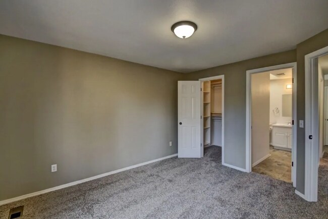 Building Photo - Spacious 3 bed Townhome with Fenced Yard, ...