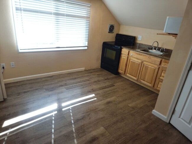 Building Photo - Large Downtown Studio, walking distance to UNR and Downtown Reno