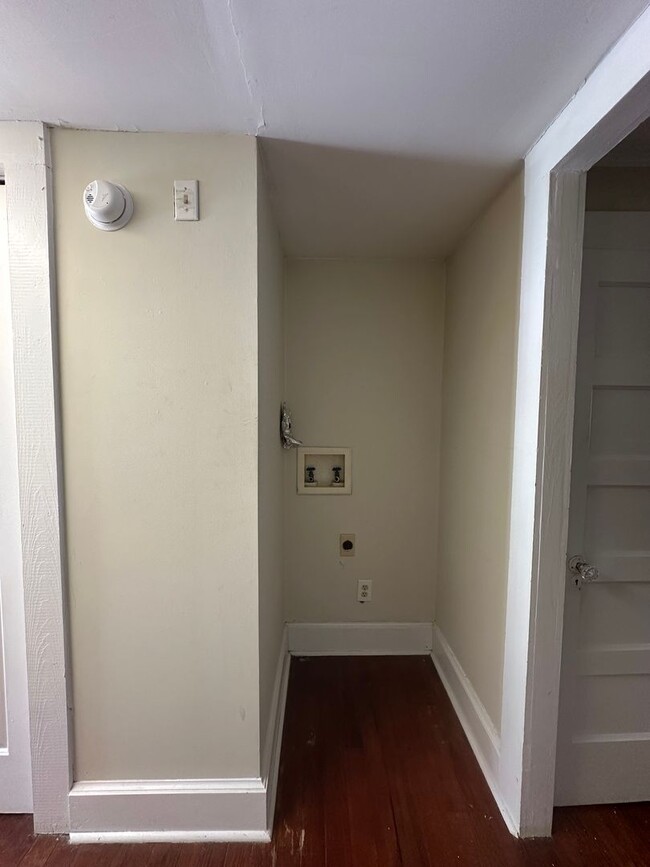 Building Photo - 2 Bed 1 Bath Apartment with Historic Charm