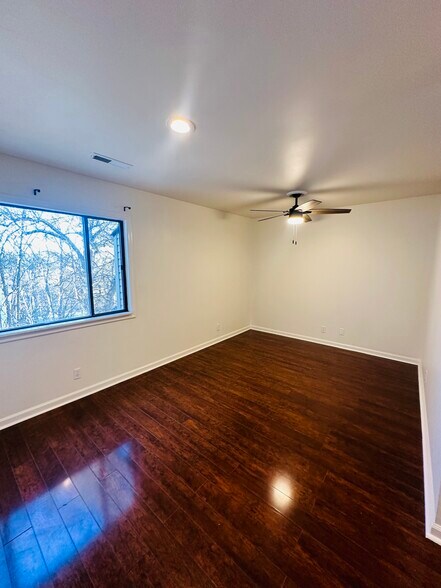Master bedroom - 703 Idlewood Ln