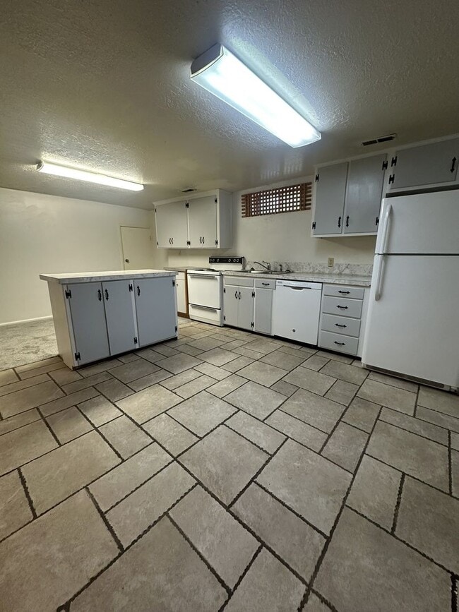 Building Photo - 3429 Quincy Ave