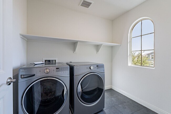 Building Photo - 4 bedroom home for rent