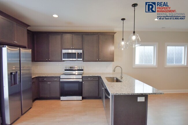 Building Photo - Gorgeous and modern 2 bedroom townhome in the heart of Murfreesboro w/ neighborhood pool, hi-spee...