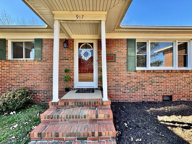 Building Photo - Available NOW! Lakefront 4 Bedroom/2 Bath Home, Pet-Friendly, Fenced Yard, Great School Zones!