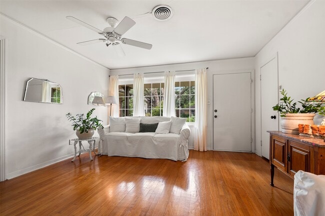 Building Photo - 2114 Saxon Dr