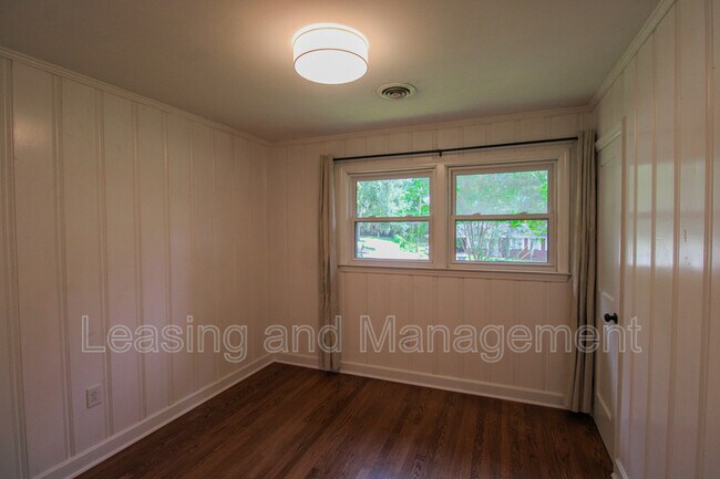 Building Photo - 927 Holly Ct