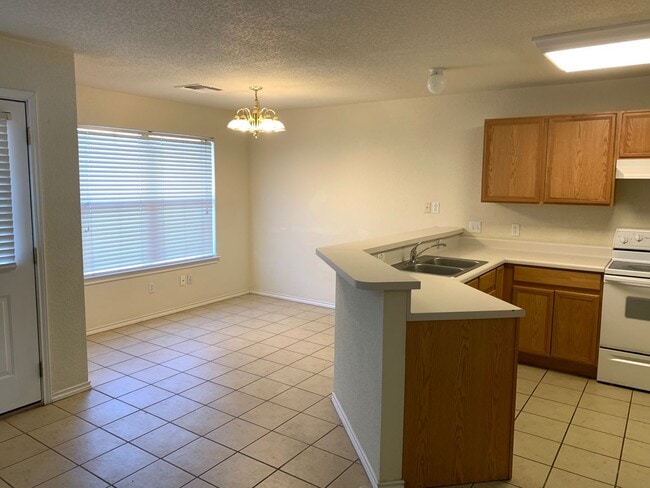 Building Photo - 2/2.5/1   Carpet only on Stairs /Large Fen...