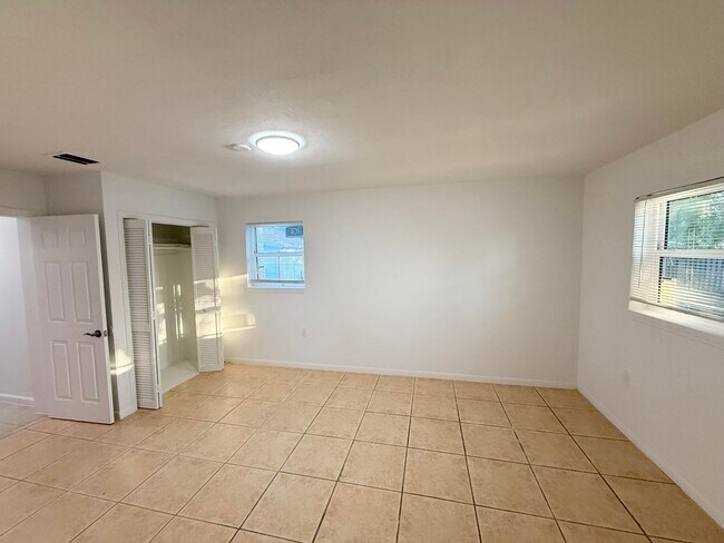 Building Photo - 912 SE Tarpon Ave