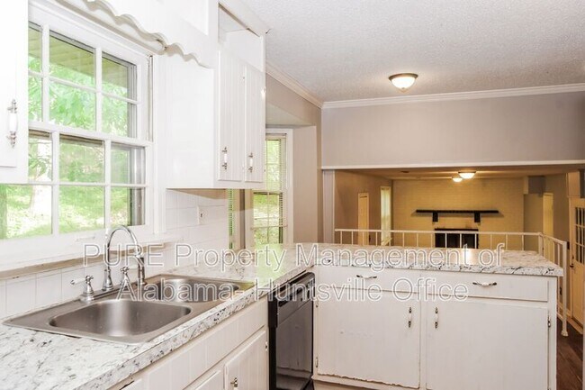 Building Photo - 11313 Mountain Crest Dr SE