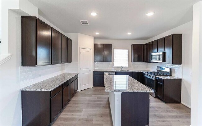 Building Photo - 515 Clearlake Dr