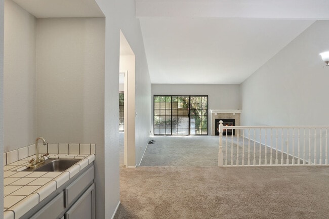 Building Photo - 562 La Corso Dr