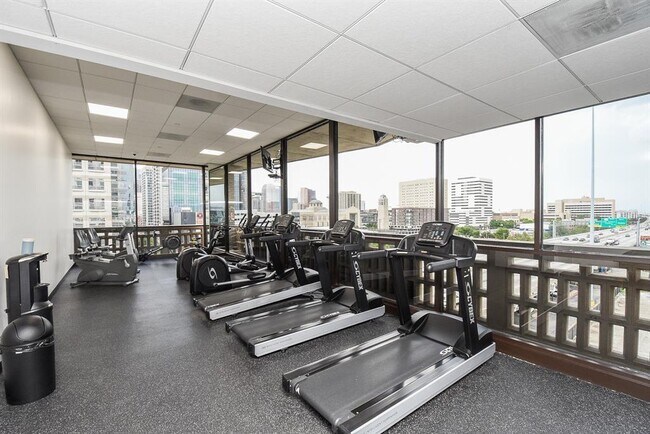 Building Photo - 2016 Main St