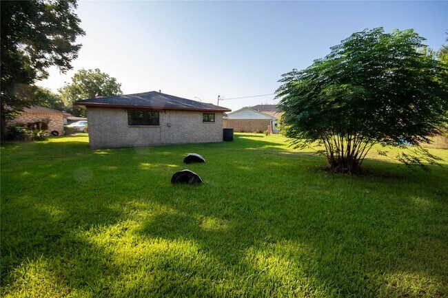 Building Photo - 10902 Mosscrest Dr