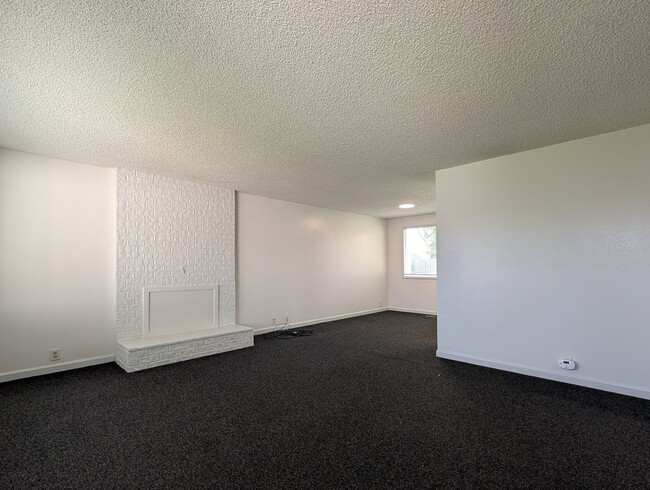 Building Photo - Newly Renovated 3-Bedroom, 1.5-Bath in Fantastic Neighborhood- Sheldon HS District