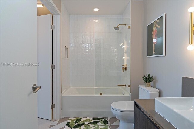 Building Photo - 601 NE 1st Ave