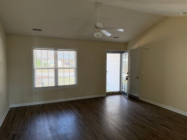 Building Photo - Leland