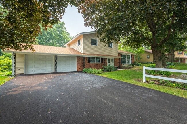 Building Photo - Available July – 4 Bed, 3 Bath Updated Hom...