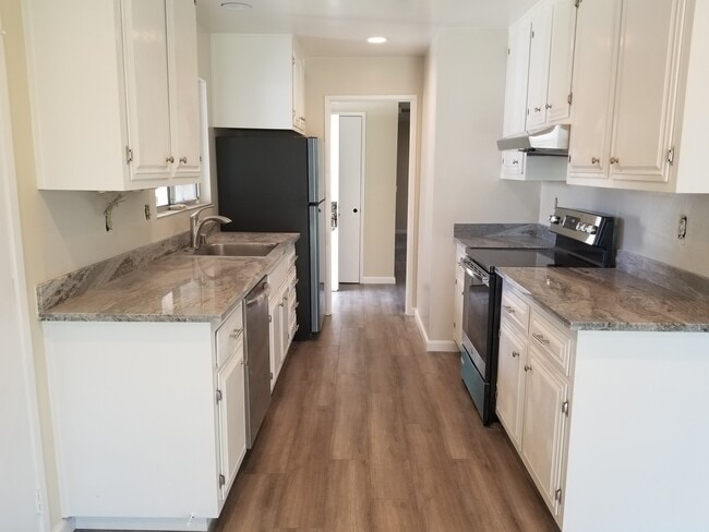 Primary Photo - Gorgeous 3 Bedroom, 2 Bath home in great l...