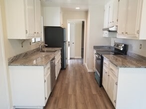 Building Photo - Gorgeous 3 Bedroom, 2 Bath home in great l...