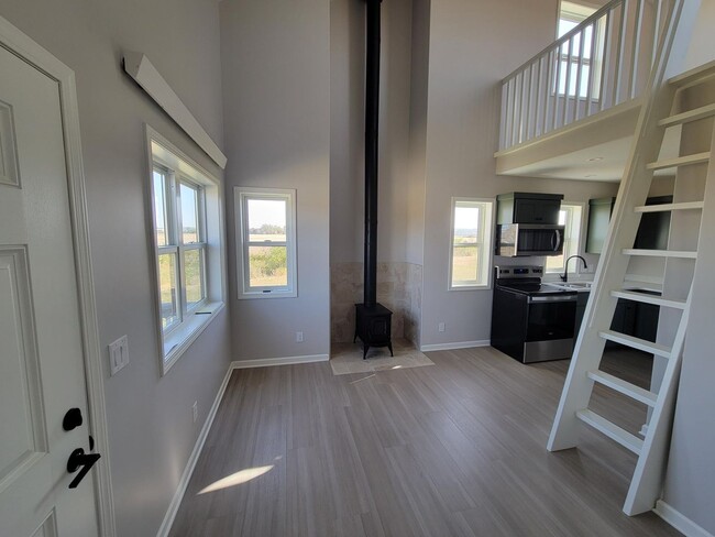 Building Photo - Country living 1 bed 1 bath