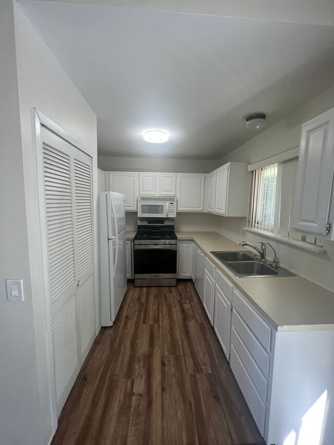 Building Photo - 3479 Fieldview Ave