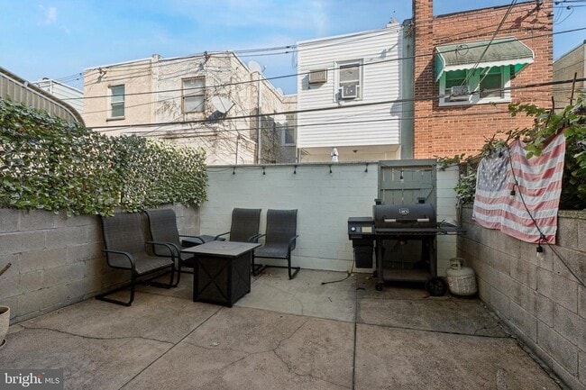 Building Photo - 2423 S 10th St