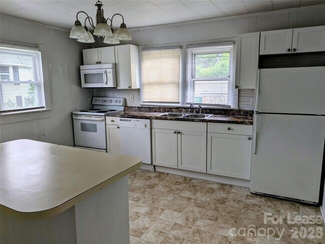 Building Photo - 829 Bristol Dr