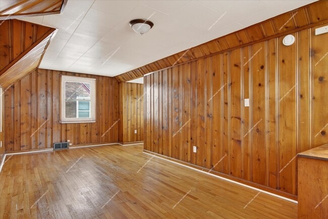 Building Photo - Charming 3-Bedroom Brick Bungalow for Rent in Detroit!